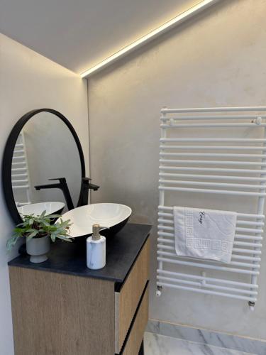 Deluxe One-Bedroom Apartment image 5
