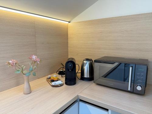 Deluxe One-Bedroom Apartment image 2