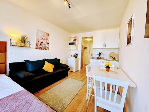 LIVE-INN PRAGUE DELUXE SUITE FOR 1-4 GUESTS, 20 Mins to center, Lift, Gym, Reception, Parking, Roof Terrace, Game & Party