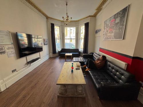 共用Lounge/電視區, 聖詹姆斯背包客旅館 (Saint James Backpackers) in 伯爵府