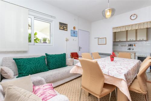 Three-Bedroom Apartment room in Apartment Lemona