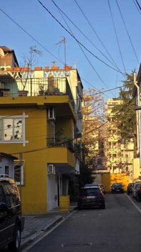Cozy centrally located room for up to three or four guests family rooms 10 min walk from city center, Tirana (foto 9)