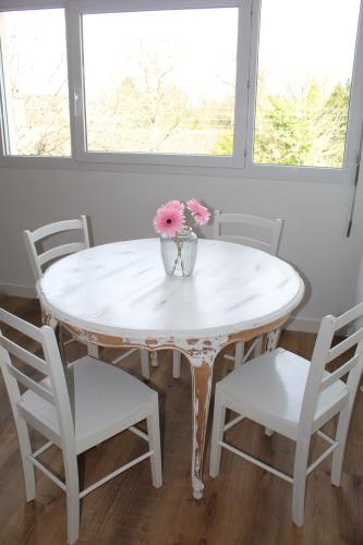 Studio de charme rénové à neuf à 15 min de l'aéroport Studio de charme rénové à neuf à 15 min de l'aéroport