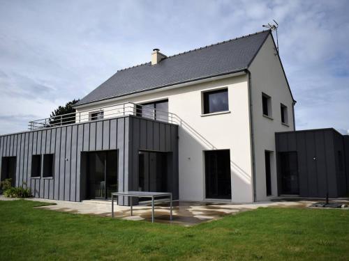 Superbe villa avec WIFI et grand jardin à 300m de la plage à l'Ile Grande, proche Club Nautique - FR-1-368-129 gîte à louer Kerjagu