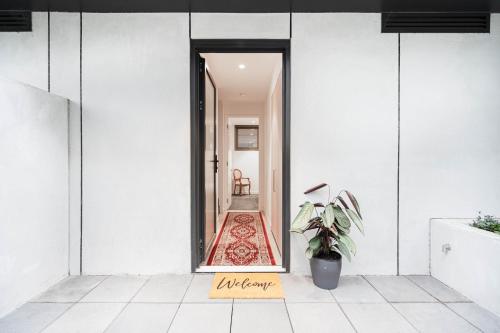 New Modern Design 3B2B House with Parking near Toorak