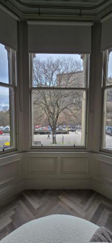 2 Bedroom Sofa bed in livingroom Castle View 1st floor sleeps 6, Эдинбург (фото 8)