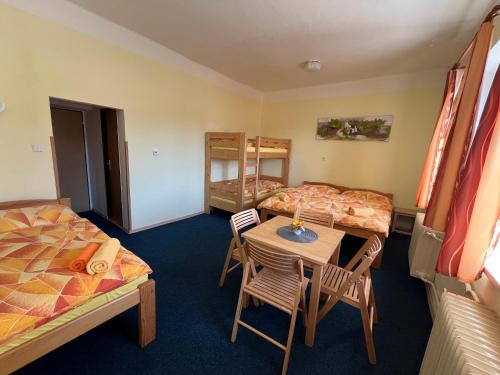 1 double bed, 1 twin bed, 2 bunk beds