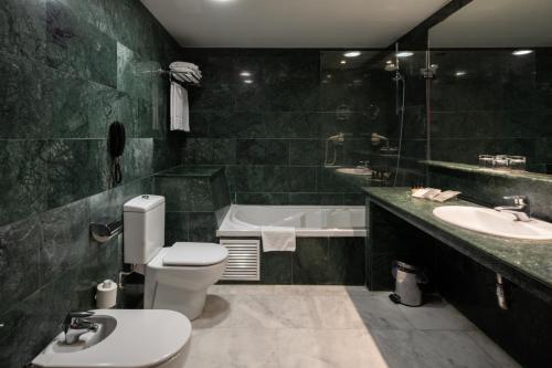 Premium Double or Twin Room image 8