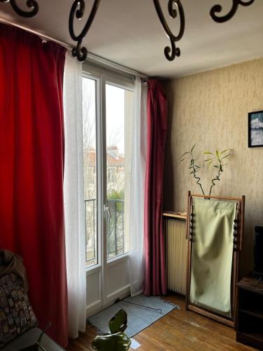 陽台/露台, Bright Bedroom 15 min to Paris Center with 5 mins walk to metro railway RER B in 卡尚