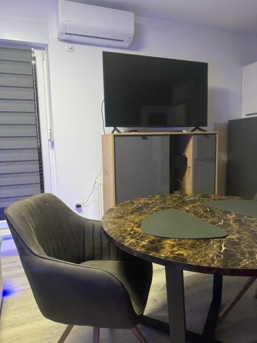One-Bedroom Apartment with View