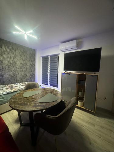 One-Bedroom Apartment with View