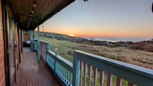 Enlli Fach cabin sleep's 2 adults and 2 children 2 dogs welcome not suitable for contract workers du in Harlech