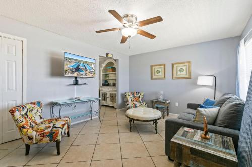 2BR Condo w Pool Beach Access and Walk to Hangout near LuLu's Gulf Shores