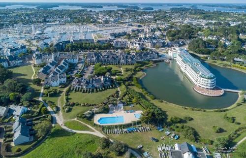 Appartement T3 avec piscine et parking, proximité immédiate plage et port de plaisance du Crouesty