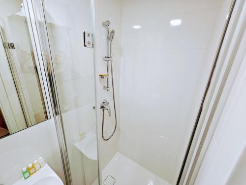 LIVE-INN PRAGUE DELUXE SUITE FOR 1-4 GUESTS, 20 Mins to center, Lift, Gym, Reception, Parking, Roof Terrace, Game & Party