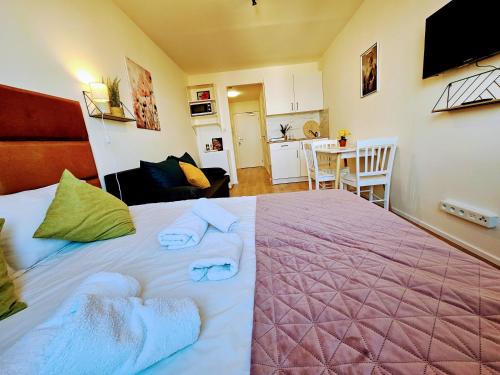 LIVE-INN PRAGUE DELUXE SUITE FOR 1-4 GUESTS, 20 Mins to center, Lift, Gym, Reception, Parking, Roof Terrace, Game & Party