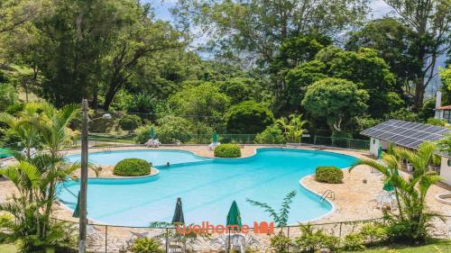Flat com vista para a montanha e charme em condominio em Petropolis