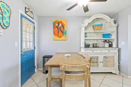 2BR Condo w Pool Beach Access and Walk to Hangout near LuLu's Gulf Shores