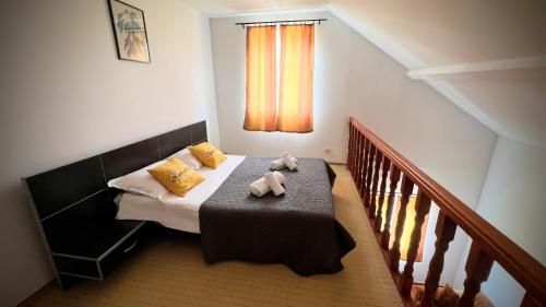 1 queen bed, 1 twin bed, 1 sofa bed