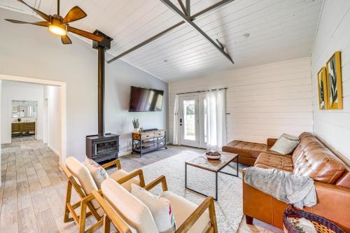 Peaceful Vinita Home with Fire Pit 11 Mi to Lake!