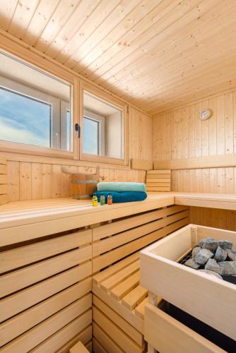 Sauna, Himmel und Meer- direkt am Wasser mit Hafenblick in Olpenitz