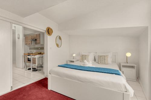 One-Bedroom Apartment image 2