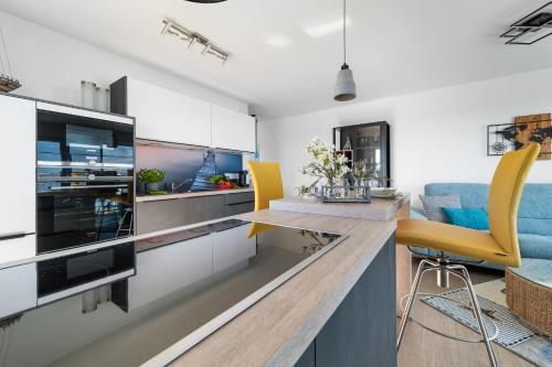 廚房, Santiano Flat- Balkon, Blick auf den Hafen in 奧賓尼特茲