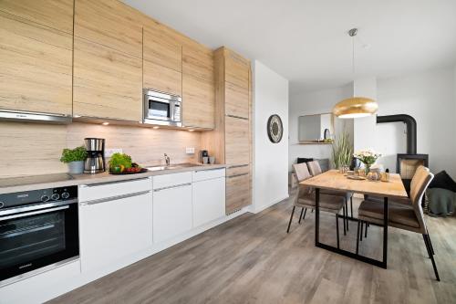 BeachTerraceThree- EG, barrierearm, Meerblick, Terrasse, Kamin, Sauna in אולפניטז