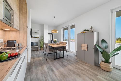 BeachTerraceThree- EG, barrierearm, Meerblick, Terrasse, Kamin, Sauna in אולפניטז