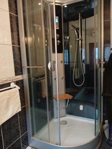 Shower, Maison de village near Cactus Park