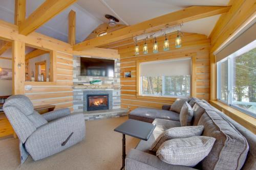 . Palmyra Cottage w/ Deck on Whites Pond!