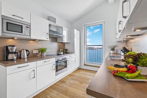 кухня, Ocean King- Penthouse, Ostseeblick, Balkon, Kamin in Oлпеніц