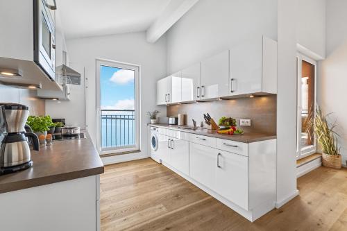 кухня, Ocean King- Penthouse, Ostseeblick, Balkon, Kamin in Oлпеніц
