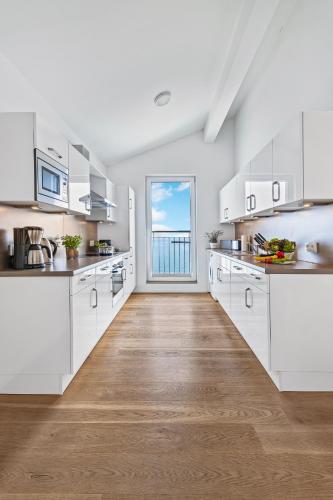 кухня, Ocean King- Penthouse, Ostseeblick, Balkon, Kamin in Oлпеніц