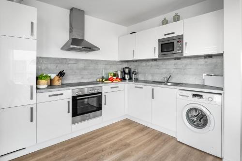 кухня, SeaPearl- Hafenblick, Terrasse, Bad mit Infrarotsauna und Whirlwanne in Olpenitz