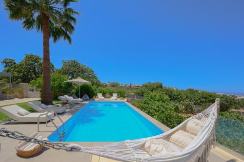 Infinity Villa with Pool 1 km to Sea Amenities & Shaded BBQ! - image 9