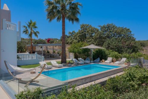 Infinity Villa with Pool 1 km to Sea Amenities & Shaded BBQ! - image 4