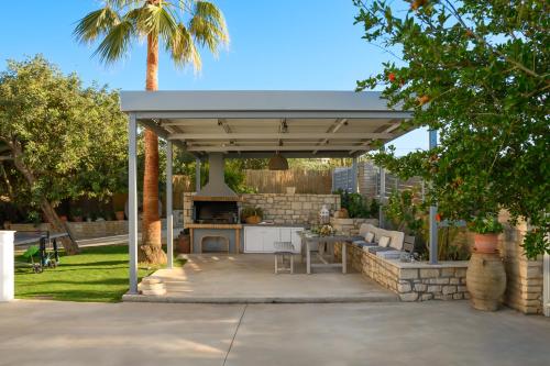 Infinity Villa with Pool 1 km to Sea Amenities & Shaded BBQ! - image 2