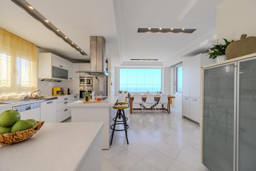 Infinity Villa with Pool 1 km to Sea Amenities & Shaded BBQ! - image 14