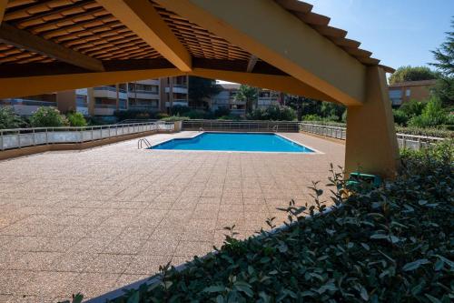 T2 cabine rénové/Piscine/Clim/commerces (T2 cabine renove/Piscine/Clim/commerces) in Le Lavandou City Center
