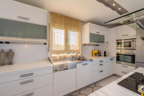 Infinity Villa with Pool 1 km to Sea Amenities & Shaded BBQ! - image 3