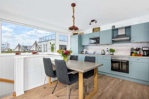 Kitchen, 5 Beaufort - Wasserhaus, Meerblick, Sauna, Dachterrasse, Bootsanleger, Strandkorb in Olpenitz