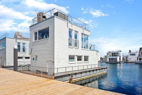 Exterior view, 5 Beaufort - Wasserhaus, Meerblick, Sauna, Dachterrasse, Bootsanleger, Strandkorb in Olpenitz