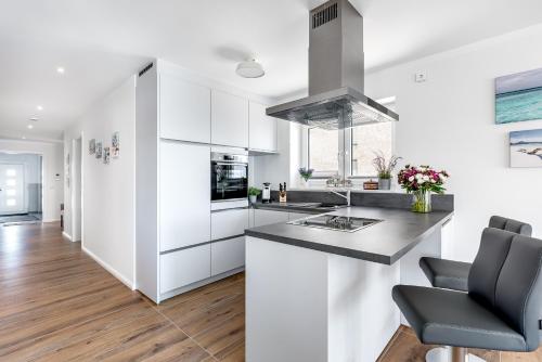 Kitchen, Ebbe und Flut- direkt am Wasser, Hafenblick, Fahrstuhl, Sauna, ueberdachte Terrasse in Olpenitz