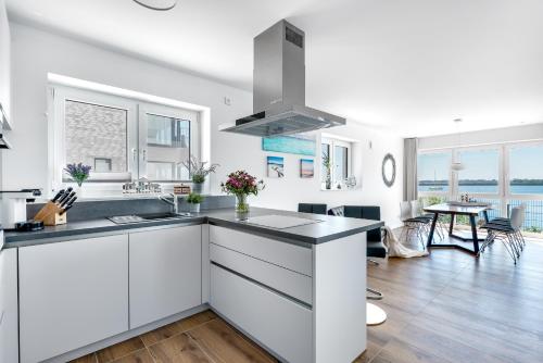 Kitchen, Ebbe und Flut- direkt am Wasser, Hafenblick, Fahrstuhl, Sauna, ueberdachte Terrasse in Olpenitz