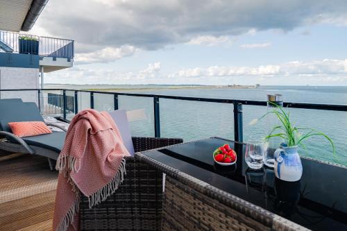 מרפסת, Blue Sky - exklusives Penthouse mit freiem Blick auf die Ostsee in אולפניטז