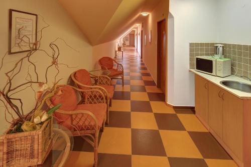 廚房, Penzion a restaurace U Vladare in 泰普拉河畔貝喬夫