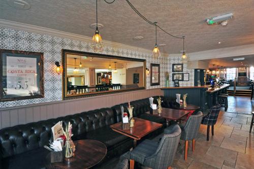 Bar/ Salón, The White Hart by Good Night Inns in Near Center