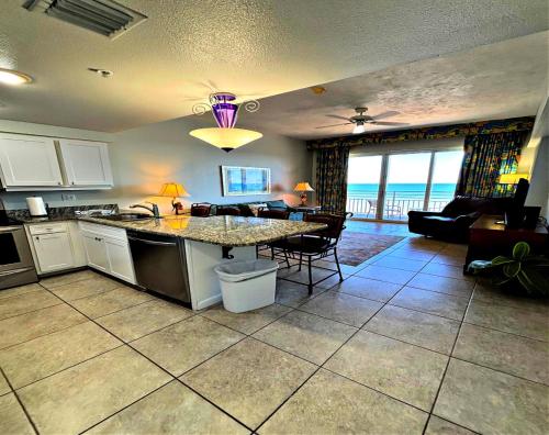 Penthouse Floor 1 BR Resort Condo Direct Oceanfront Wyndham Ocean Walk - Daytona Funland 1908 thumb 3