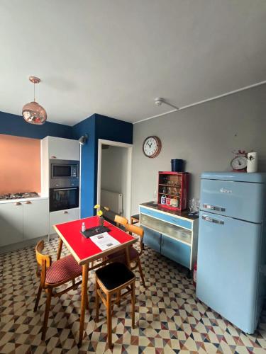 Inalong - Quirky property with sea views above an Ale House, The Mumbles (photo 8)
